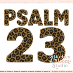 Op de afbeelding: De woorden "PSALM 23" worden weergegeven in een luipaardprintpatroon met een gestikte rand. De tekst staat tegen een witte achtergrond. De afbeelding bevat ook de tekst "Stitches & Bloom Studio" in een scriptlettertype.