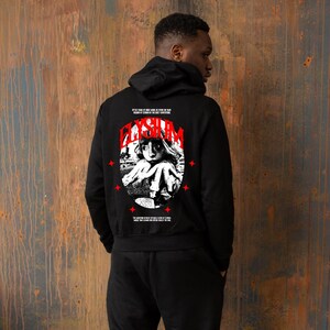 Może przedstawiać: Czarna bluza z kapturem z grafiką na plecach. Projekt zawiera słowo "ELYSIUM" w kolorze czerwonym, czarno-białą ilustrację osoby i czerwone akcenty gwiazd. Część kolekcji odzieżowej.