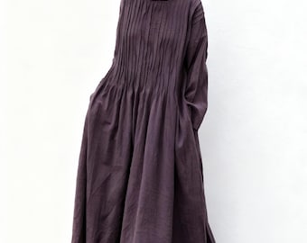 Vestido largo plisado de lino y algodón de corte holgado, con pliegues y bolsillos.