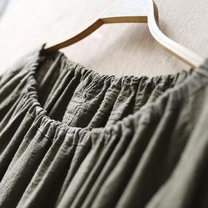 Vestido midi holgado de lino y algodón, de gran tamaño, natural, con textura suave lavada imagen 11