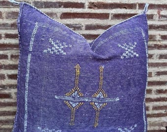 Funda de almohada de seda con diseño de cactus morado: cojín bordado marroquí