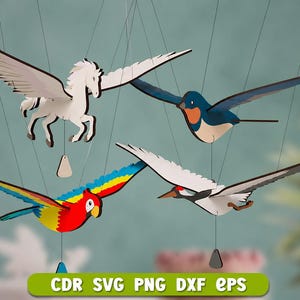 Könnte beinhalten: Ein skurriles Mobile mit vier fliegenden Holzfiguren: einem weißen Pegasus, einer blau-orangen Schwalbe, einem bunten Papagei und einem weißen Vogel mit rotem Schnabel. Das Mobile ist an dünnen Schnüren aufgehängt.