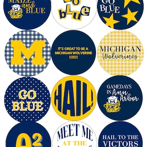 Puede incluir: Una colección de pegatinas redondas en azul marino, amarillo maíz y blanco. Cada pegatina presenta texto y gráficos relacionados con la Universidad de Michigan, incluidas las frases "Maize and Blue", "Go Blue" y "Hail".