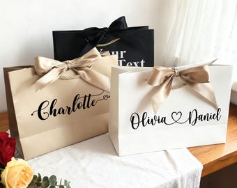 Sacolas de presente personalizadas para madrinhas, sacolas de presente com gravata borboleta, sacolas de presente com nome personalizado, sacolas de presente para casamento, sacolas para despedida de solteira, sacolas de agradecimento.