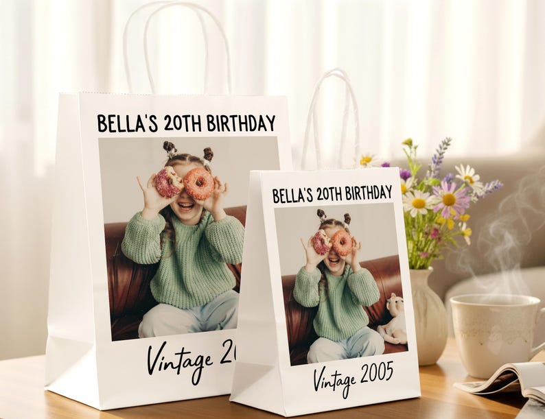 Pu&ograve; includere: Sacchetti regalo bianchi con manici, con una foto di una ragazza che tiene delle ciambelle sugli occhi. Il testo "BELLA'S 20TH BIRTHDAY" e "Vintage 2005" sono stampati sui sacchetti. Un mazzo di fiori e una tazza di caff&egrave; sono sullo sfondo.