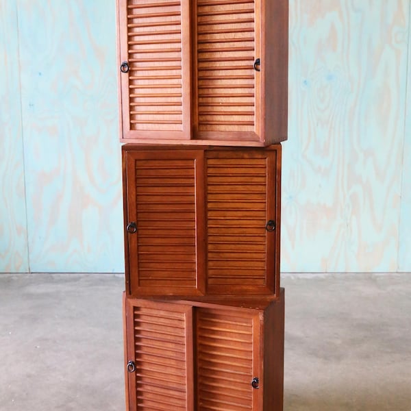 Juego de 3 gabinetes Studio Made de nogal de estilo moderno de mediados de siglo con dos lados