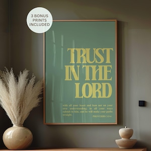 Puede incluir: Un cartel enmarcado con las palabras "TRUST IN THE LORD" en letras doradas sobre un fondo verde. El cartel incluye un versículo bíblico y se muestra encima de un mueble de madera. Un jarrón con flores secas está sobre el mueble.