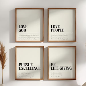 Könnte beinhalten: Vier gerahmte Kunstdrucke mit inspirierenden Botschaften. Jeder Druck hat einen hellen Hintergrund mit einem fetten, schwarzen Titel und begleitendem Text. Die Titel lauten "LOVE GOD", "LOVE PEOPLE", "PURSUE EXCELLENCE" und "BE LIFE-GIVING". Die Rahmen sind warmbraun.