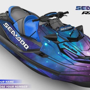 Puede incluir: Una moto acuática Sea-Doo RXT-X con un diseño de galaxia en tonos azules, morados y negros con patrones de nebulosa. El vehículo incluye manillar negro, asiento azul y negro, y el texto SEA-DOO RXT-X. El texto dice CHOOSE YOUR NAME.
