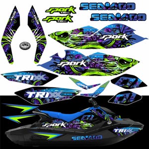 Peut inclure: Un jet ski noir et bleu avec un design graphique vibrant avec des accents verts, violets et blancs. Le design comprend les mots "Spark Trix" et "Sea Doo". Le jet ski a un siège bleu.