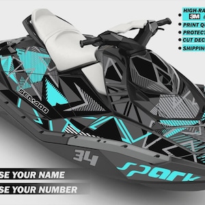 Puede incluir: Una moto acuática Sea-Doo Spark con un envoltorio gráfico geométrico en blanco y negro con acentos cian brillantes. El cuerpo muestra el número 34 y el texto Spark. El texto en la imagen incluye High-Range Vinyls, Choose Your Name y Choose Your Number.