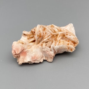 Vanadinite on Barite