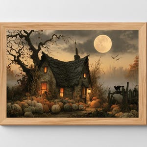 Può includere: Una stampa artistica incorniciata che raffigura un cottage in pietra di notte con luna piena, un grande albero spoglio e un gatto nero appollaiato su una staccionata in legno. La scena è circondata da numerose zucche arancioni a terra, illuminate dalle finestre.