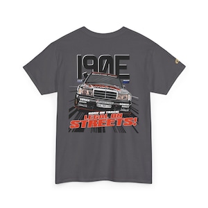 Puede incluir: Camiseta gris oscuro con un gráfico de un coche de carreras vintage y el texto "190E" encima. El coche tiene logotipos de patrocinadores y las palabras "BORN ON TRACK! LEGAL ON STREETS!" en rojo.