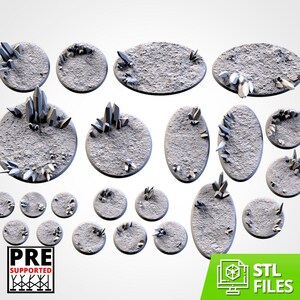 Puede incluir: Una colección de bases grises texturizadas en varias formas, incluyendo círculos y óvalos, adornadas con estructuras cristalinas. Las bases están diseñadas para figuras en miniatura. La imagen también incluye el texto "PRE SUPPORTED" y "STL FILES".