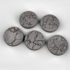 Peut inclure: Panneau en bois rustique avec l'inscription "Welcome to our home" en lettres blanches. Le panneau présente une finition vieillie et un design simple et accueillant, idéal pour un porche ou une entrée.