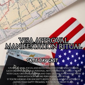 Op de afbeelding: De afbeelding toont een kaart, een Amerikaanse vlag en een permanente verblijfsvergunning. De tekstoverlay luidt "VISA APPROVAL MANIFESTATION RITUAL" en "SAME DAY CAST." Verdere tekst beschrijft het proces.