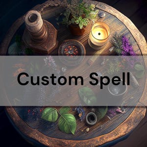 Puede incluir: Una mesa de madera circular muestra una composición para un hechizo personalizado. Incluye una vela encendida, hierbas, un mortero y una maja pequeños, y el texto "Custom Spell". El conjunto sugiere un tema místico o espiritual.
