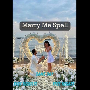 Op de afbeelding: Een huwelijksaanzoek op het strand. Een man knielt voor een vrouw onder een hartvormige bloemenboog met neontekst "Will You Marry Me?". De tekst "Marry Me Spell" staat bovenaan.