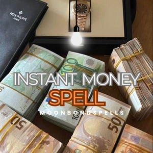 Può includere: L'immagine presenta mazzetti di banconote in euro tenuti insieme da elastici, un orologio di lusso e il testo "INSTANT MONEY SPELL" e "MOONBONDSPELLS". Le banconote sono di varie denominazioni, tra cui 50 e 100 euro.