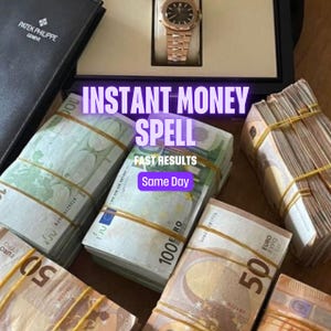 Puede incluir: Imagen con fajos de billetes en euros sujetos con bandas elásticas, un reloj de pulsera de oro rosa en una caja y una cartera de cuero negro. La superposición de texto dice "INSTANT MONEY SPELL, FAST RESULTS, Same Day."