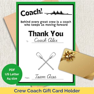 Puede incluir: Una tarjeta con borde verde con las palabras "Coach!" y "Thank You" en negrita negra. La tarjeta incluye el texto "Behind every great crew is a coach who keeps us moving forward." y espacio para escribir "Coach Alex" y "Team Aces". Se incluye una tarjeta de regalo dorada con un lazo.