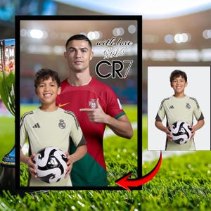 以下が含まれることがあります： サッカーをテーマにした額入りの写真。サッカーのユニフォームを着た男性と少年がサッカーボールを持っています。「with love」と「CR7」の文字も表示されています。