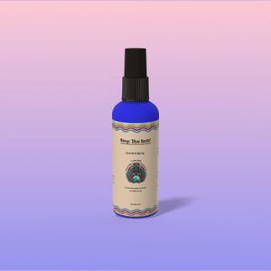 Puede incluir: Un frasco rociador azul con una tapa negra, etiquetado "Stop The Itch!" y "Anti Itch Spray". El frasco tiene una etiqueta beige con un diseño ondulado colorido y un gráfico. El fondo es un degradado de rosa y morado.