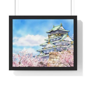 Puede incluir: Una taza de cerámica blanca con un asa negra y el texto "But First, Coffee" en negro, con una fuente de estilo manuscrito. La taza está sobre una superficie blanca.