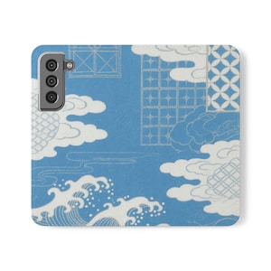 Peut inclure: Un étui de téléphone bleu avec un motif d'inspiration japonaise. L'étui présente des nuages blancs, des vagues et des motifs géométriques. Le design rappelle l'art japonais traditionnel, avec un aspect texturé.