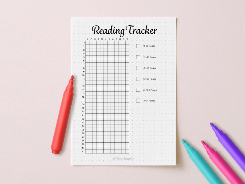 Op de afbeelding: Een witte leestracker met een raster om de leesvoortgang bij te houden. De titel "Reading Tracker" staat bovenaan. Een rode marker en drie andere gekleurde markers liggen naast de tracker. De tracker bevat pagina-bereiken.