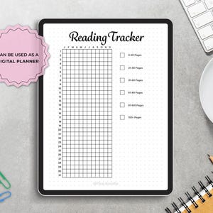 Op de afbeelding: Een digitale leestracker op een tablet. Het heeft een raster voor dagelijkse invoer en secties voor pagina-bereiken. De tekst "Reading Tracker" staat bovenaan. Een roze sticker zegt "CAN BE USED AS A DIGITAL PLANNER".