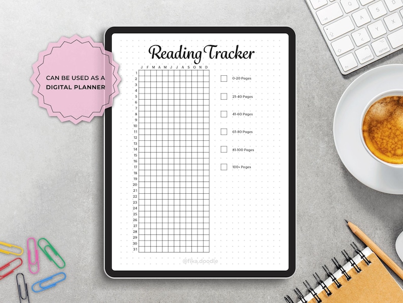 Op de afbeelding: Een digitale leestracker op een tablet. Het heeft een raster voor dagelijkse invoer en secties voor pagina-bereiken. De tekst "Reading Tracker" staat bovenaan. Een roze sticker zegt "CAN BE USED AS A DIGITAL PLANNER".