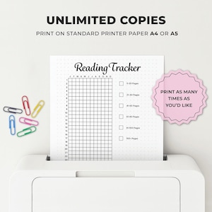 Op de afbeelding: Een witte printer met een afgedrukt leesvolgvel. Het vel heeft een raster om gelezen pagina's bij te houden en de tekst "Reading Tracker". Kleurrijke paperclips liggen in de buurt van de printer. Tekst: "Onbeperkt aantal kopie&euml;n".