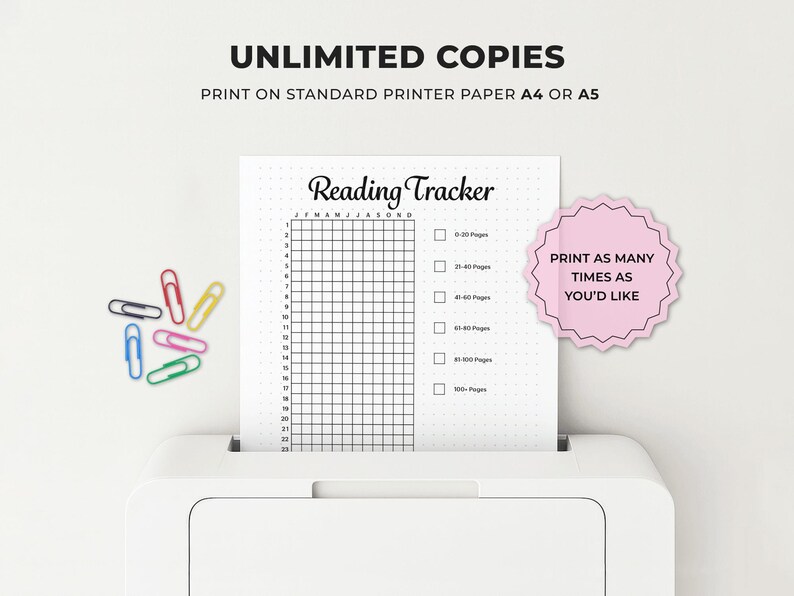 Op de afbeelding: Een witte printer met een afgedrukt leesvolgvel. Het vel heeft een raster om gelezen pagina's bij te houden en de tekst "Reading Tracker". Kleurrijke paperclips liggen in de buurt van de printer. Tekst: "Onbeperkt aantal kopie&euml;n".