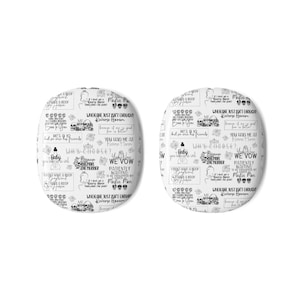 以下が含まれることがあります： テキストとグラフィックのコラージュが施された、2つの白い楕円形のコースター。コースターには、「1つでは足りないとき！」や「あなたは私をキャサリン・ヘアで手に入れた」などのフレーズが使用されています。デザインにはシルエットと小さなアイコンが含まれています。