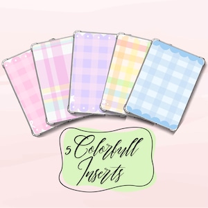 Könnte beinhalten: Fünf farbenfrohe Einsätze mit pastellfarbenen Vichy-Mustern in Rosa, Lila, Gelb und Blau. Jeder Einsatz hat einen gewellten Rand. Der Text auf dem Bild lautet "5 Colourfull Inserts."