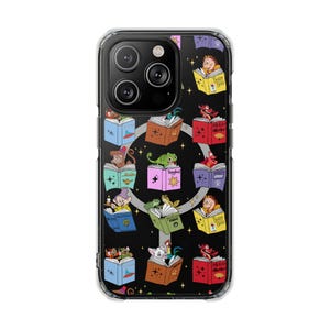 Peut inclure: Coque de téléphone transparente avec un fond noir orné d'illustrations colorées de livres ouverts. Chaque livre présente un personnage différent, comme un singe, un dragon et une grenouille. La coque a une bordure transparente et une découpe pour triple objectif.