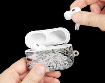 Leyendo obscenidades con cara seria Estuche para AirPods / Collage de periódico