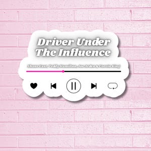 Puede incluir: Una pegatina blanca con el texto "Driver Under The Influence" en una fuente estilizada. Debajo, una barra de progreso rosa con iconos de reproducci&oacute;n, salto, coraz&oacute;n y bucle. La pegatina tambi&eacute;n incluye los nombres Shane East, Teddy Hamilton, Joe Arden & Corvin King.