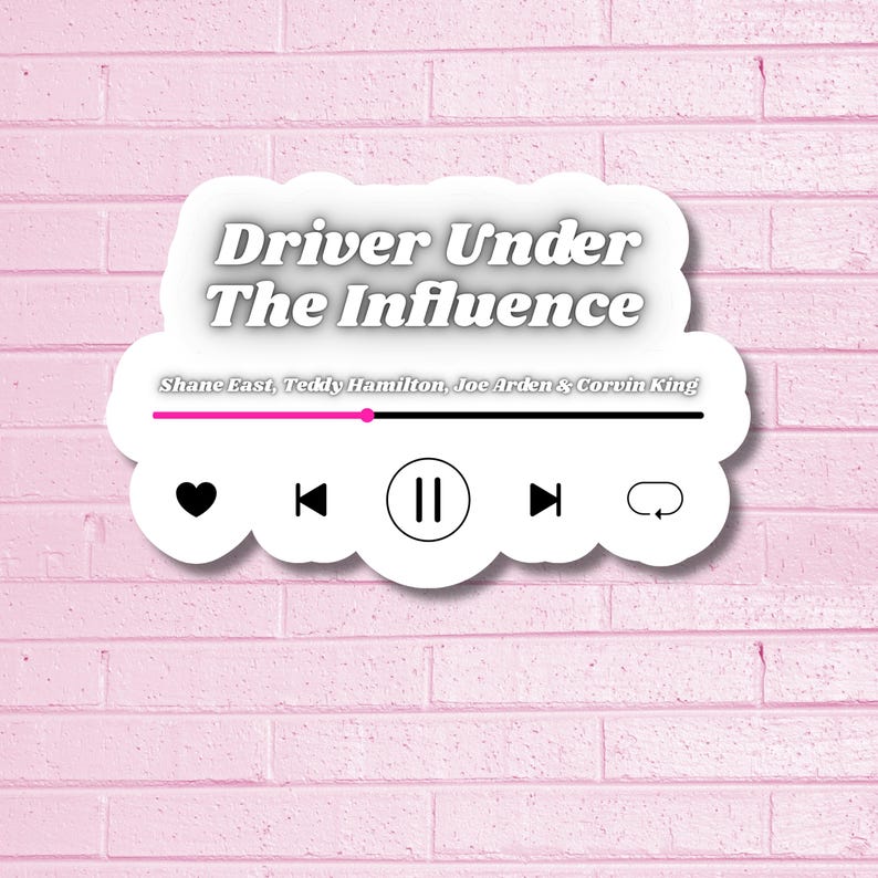 Puede incluir: Una pegatina blanca con el texto "Driver Under The Influence" en una fuente estilizada. Debajo, una barra de progreso rosa con iconos de reproducci&oacute;n, salto, coraz&oacute;n y bucle. La pegatina tambi&eacute;n incluye los nombres Shane East, Teddy Hamilton, Joe Arden & Corvin King.