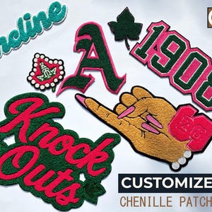 Op de afbeelding: Een verzameling chenille patches in verschillende ontwerpen en kleuren. De patches bevatten het woord "incline" in turquoise, de letter "A" in groen en roze, het nummer "1908" in groen en roze en de woorden "Knock Outs" in rood en groen. De afbeelding bevat ook een hand patch.