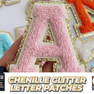 Könnte beinhalten: Rosafarbener Chenille-Buchstaben-Patch "A" mit goldfarbenem Glitzerrand. Das Bild zeigt eine Auswahl an Chenille-Glitzer-Buchstaben-Patches. Der Text "CHENILLE GLITTER LETTER PATCHES" ist ebenfalls sichtbar.