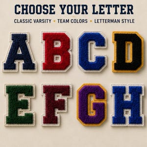 Puede incluir: Una colección de parches de letras estilo universitario de la A a la H en varios colores, incluyendo azul marino, rojo, azul, negro, verde, granate, morado y amarillo, cada uno con un borde blanco y el texto CHOOSE YOUR LETTER.
