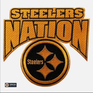 Pode incluir: Patch bordado com as palavras "STEELERS NATION" em letras douradas com contorno preto. Abaixo, um emblema circular com a palavra "Steelers" e tr&ecirc;s diamantes dourados em fundo preto.