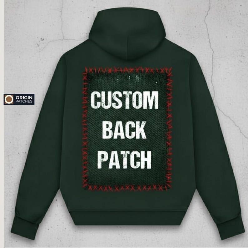 Pode incluir: Moletom verde escuro com um grande patch retangular nas costas. O patch apresenta as palavras "CUSTOM BACK PATCH" em letras brancas em negrito. O patch &eacute; contornado com costura vermelha. O logotipo Origin Patches est&aacute; no canto superior esquerdo.