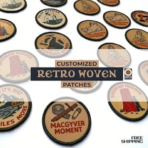 Puede incluir: Un conjunto de parches retro tejidos con varios diseños, incluyendo un hombre-sirena polar y un oso. Los parches circulares, en tonos marrón y verde, muestran textos como "Chill Master Supreme" y "MacGyver Moment". También se incluye el texto "Retro Woven Patches".