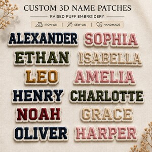 Peut inclure: Écussons nominatifs 3D personnalisés avec broderie en relief, options thermocollantes et à coudre. Le texte indique CUSTOM 3D NAME PATCHES, RAISED PUFF EMBROIDERY, IRON-ON, SEW-ON, HANDMADE, ALEXANDER, SOPHIA, ETHAN, ISABELLA, LEO, AMELIA, HENRY, CHARLOTTE, NOAH, GRACE, OLIVER, HARPER.