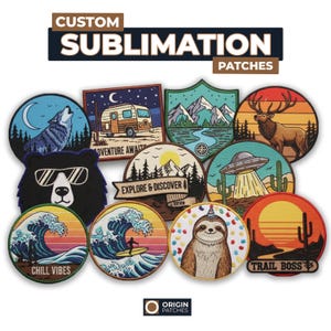 Könnte beinhalten: Eine Sammlung von individuellen Sublimations-Patches mit verschiedenen Designs, darunter ein heulender Wolf, ein Bär mit Sonnenbrille, ein Wohnwagen, Berge, ein Fluss, ein Hirsch, ein UFO, ein Surfer, ein Faultier und eine Wüstenlandschaft. Die Patches sind rund und tragen den Text "CHILL VIBES" und "TRAIL BOSS".