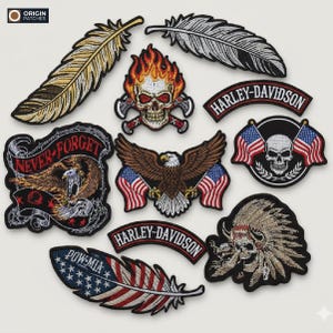 Pode incluir: Uma cole&ccedil;&atilde;o de patches bordados com v&aacute;rios designs. Inclui uma caveira em chamas com machados cruzados, uma &aacute;guia com bandeiras americanas e patches Harley-Davidson. Outros patches apresentam penas e uma caveira com um cocar nativo americano.
